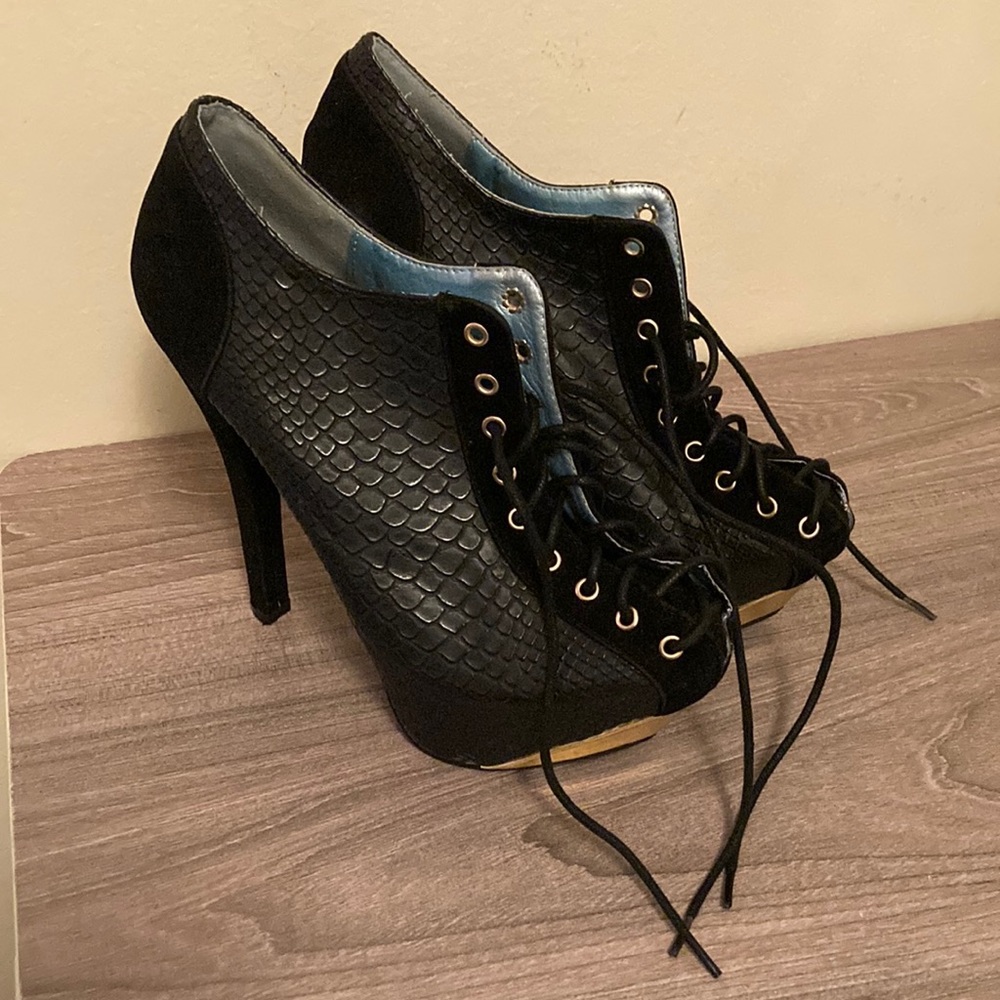 Maker’s Black/Gold Heels